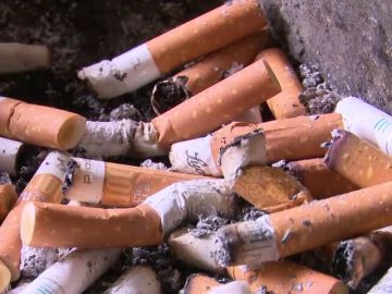Bruselas quiere que las tabaqueras paguen los costes de las colillas tiradas al suelo