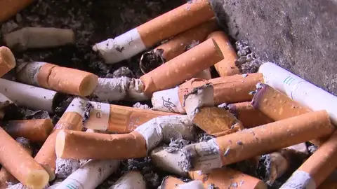 Bruselas quiere que las tabaqueras paguen los costes de las colillas tiradas al suelo Bruselas quiere que las tabaqueras paguen los costes de las colillas tiradas al suelo