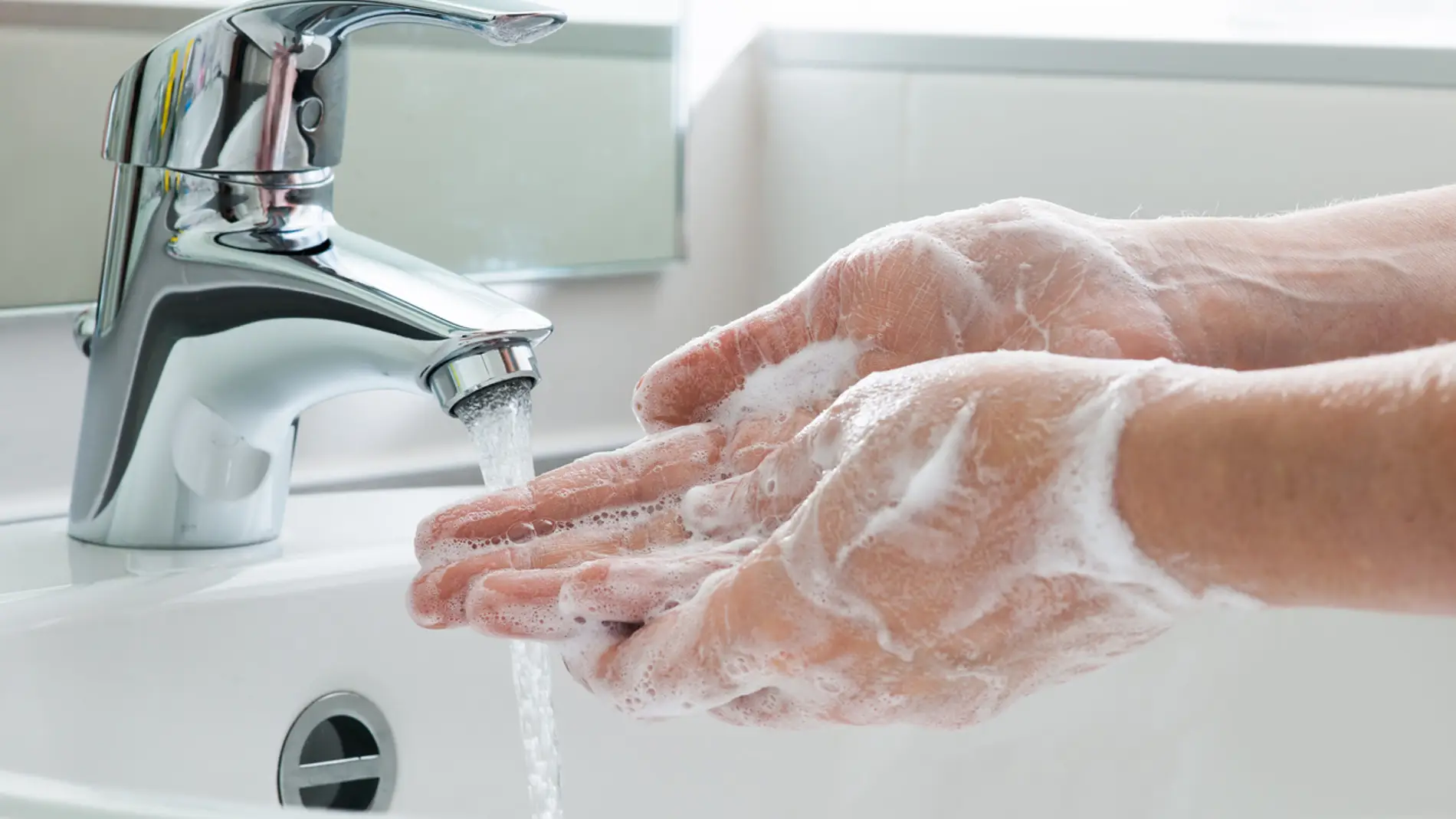 Una mujer se lava las manos