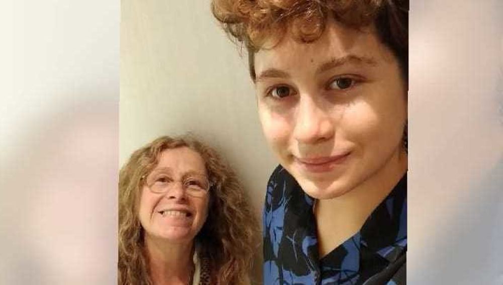 El joven transexual junto a su madre