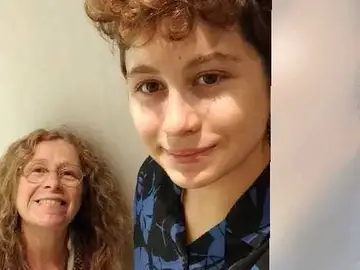 El joven transexual junto a su madre El joven transexual junto a su madre