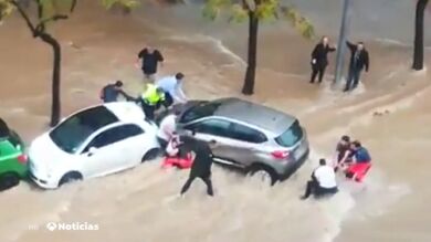 Rescate in extremis en Tarragona: vecinos y bomberos salvan a dos mujeres atrapadas debajo de un coche tras ser arrastradas por la riada