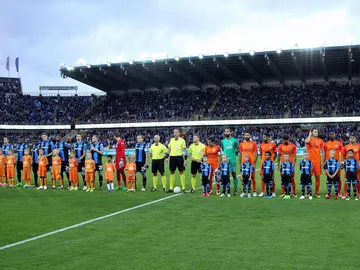 Los jugadores del Brujas (izquierda) escuchan el himno antes de un partido Los jugadores del Brujas (izquierda) escuchan el himno antes de un partido