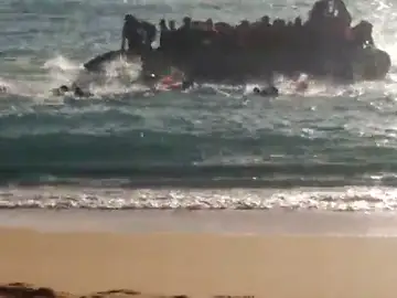 Una patera con 40 inmigrantes llegan en una lancha neumática a la cala de Roche Una patera con 40 inmigrantes llegan en una lancha neumática a la cala de Roche