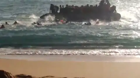 Una patera con 40 inmigrantes llegan en una lancha neumática a la cala de Roche  Una patera con 40 inmigrantes llegan en una lancha neumática a la cala de Roche