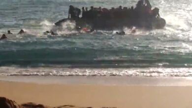 Una patera con 40 inmigrantes llega a la cala de Roche 