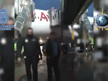 Detienen a un etarra huido de España desde 1980 en el aeropuerto de Barajas Detienen a un etarra huido de España desde 1980 en el aeropuerto de Barajas