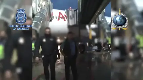 Detienen a un etarra huido de España desde 1980 en el aeropuerto de Barajas Detienen a un etarra huido de España desde 1980 en el aeropuerto de Barajas