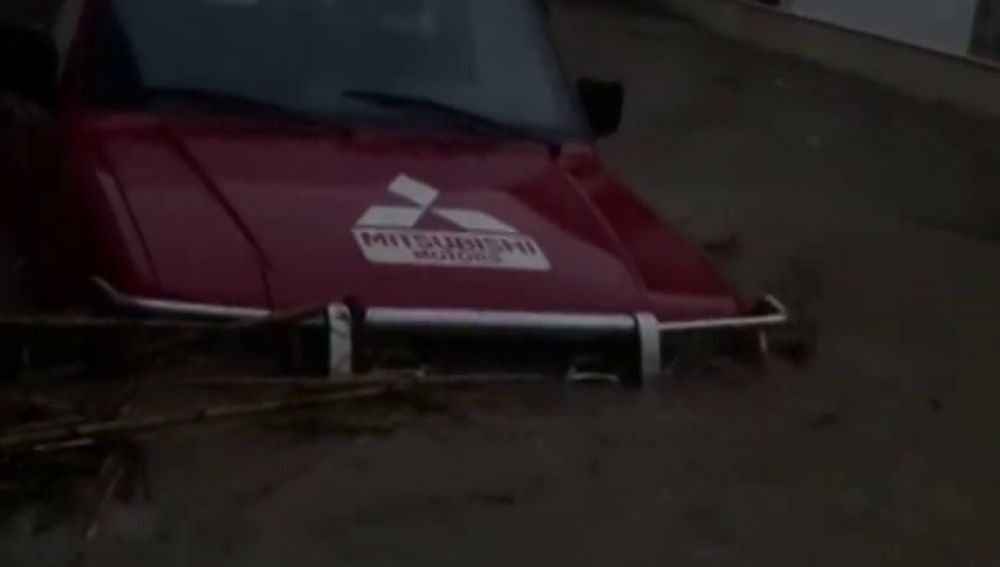 "Estamos encerrados", la angustia de unos vecinos atrapados en su vivienda por las inundaciones en Mallorca