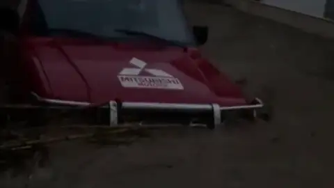 "Estamos encerrados", la angustia de unos vecinos atrapados en su vivienda por las inundaciones en Mallorca "Estamos encerrados", la angustia de unos vecinos atrapados en su vivienda por las inundaciones en Mallorca