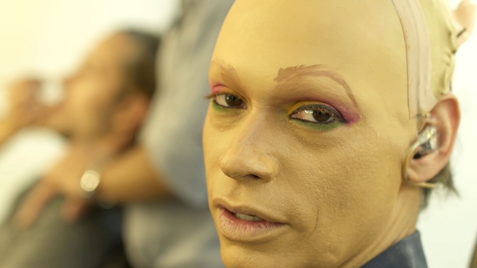 Pestañas postizas, tacones y mucho maquillaje en la transformación de Carlos Baute para ser Cardi B