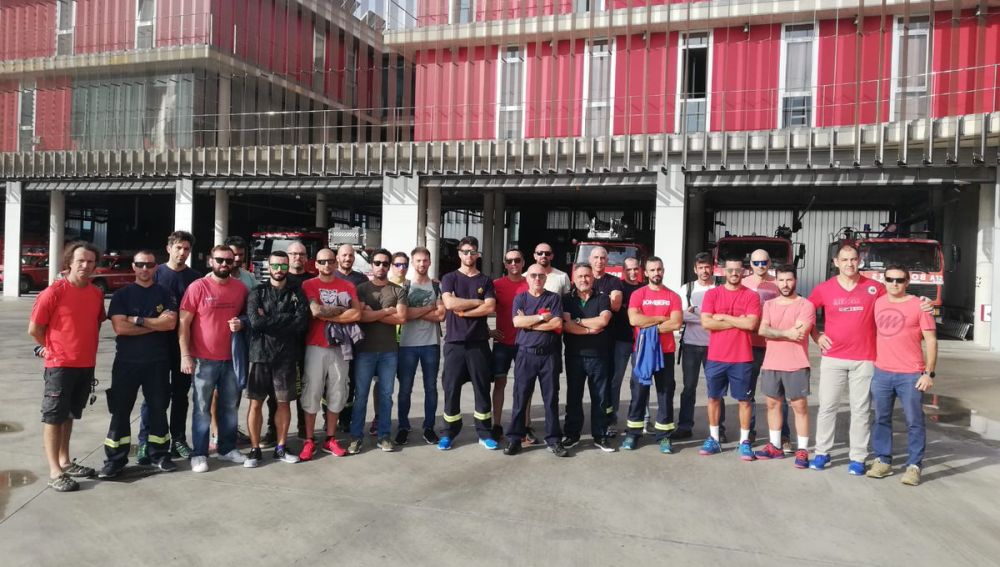 Imagen del personal de guardia y de voluntarios de los Bomberos de Palma