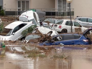 Imagen de varios coches cubiertos por el agua en Mallorca