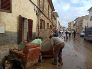 Vecinos de Sant Llorenç limpian el lodo de sus muebles