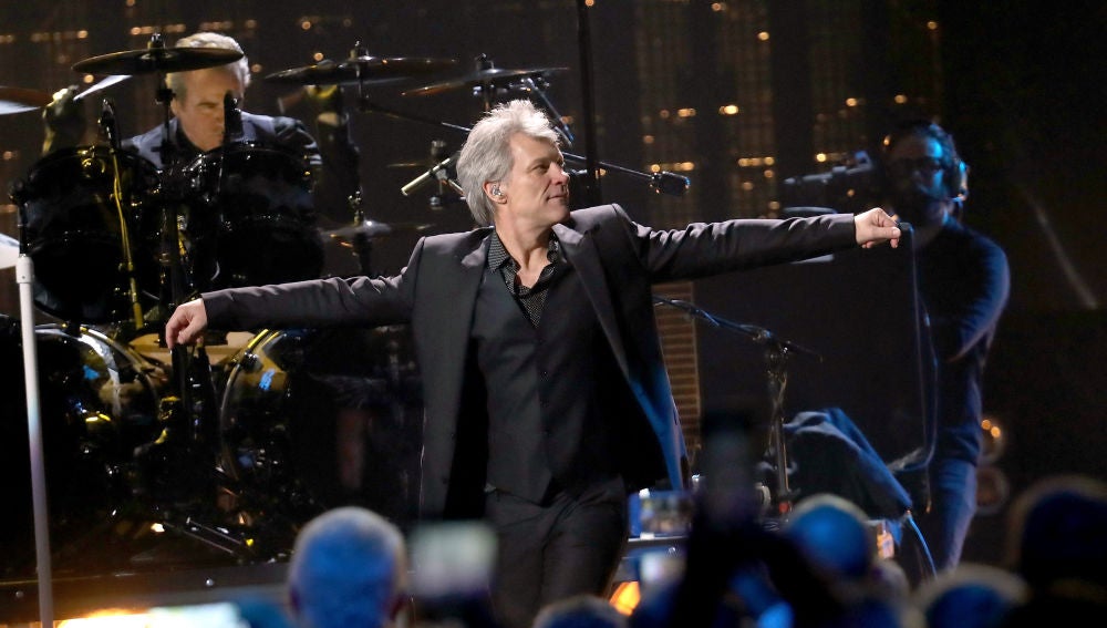 Bon Jovi durante su actuación en el Rock & Roll Hall of Fame