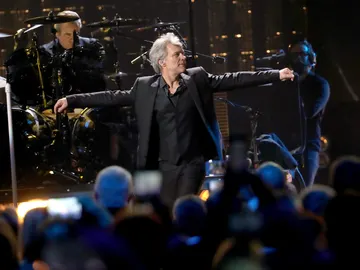 Bon Jovi durante su actuación en el Rock & Roll Hall of Fame Bon Jovi durante su actuación en el Rock & Roll Hall of Fame