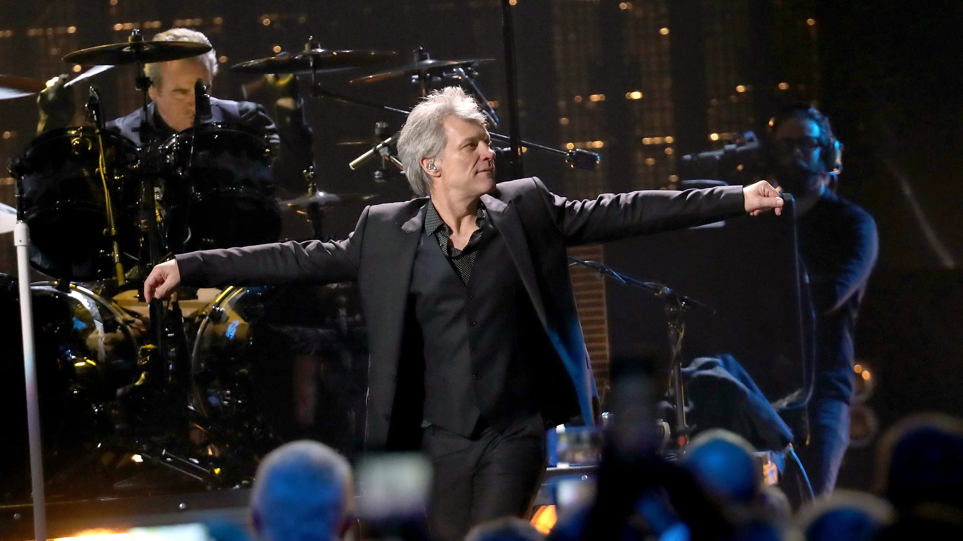 Bon Jovi durante su actuación en el Rock & Roll Hall of Fame Bon Jovi durante su actuación en el Rock & Roll Hall of Fame