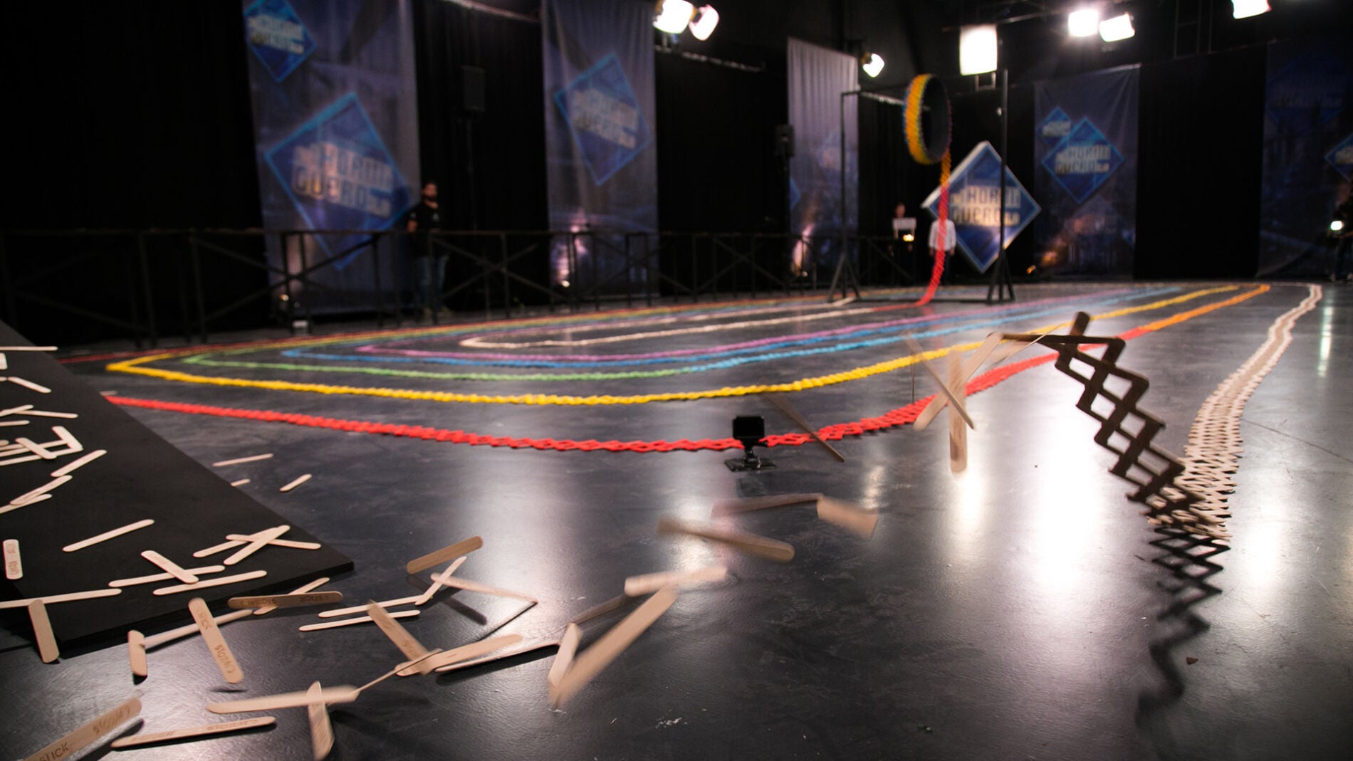 Espect&aacute;culo final en 'El Hormiguero 3.0' con un efecto mariposa de 300 metros compuesto por 15.000 palitos de helado