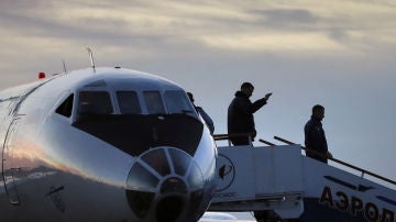 El astronauta de la NASA Nick Hague y el cosmonauta ruso Alexey Ovchinin, tras ser rescatados