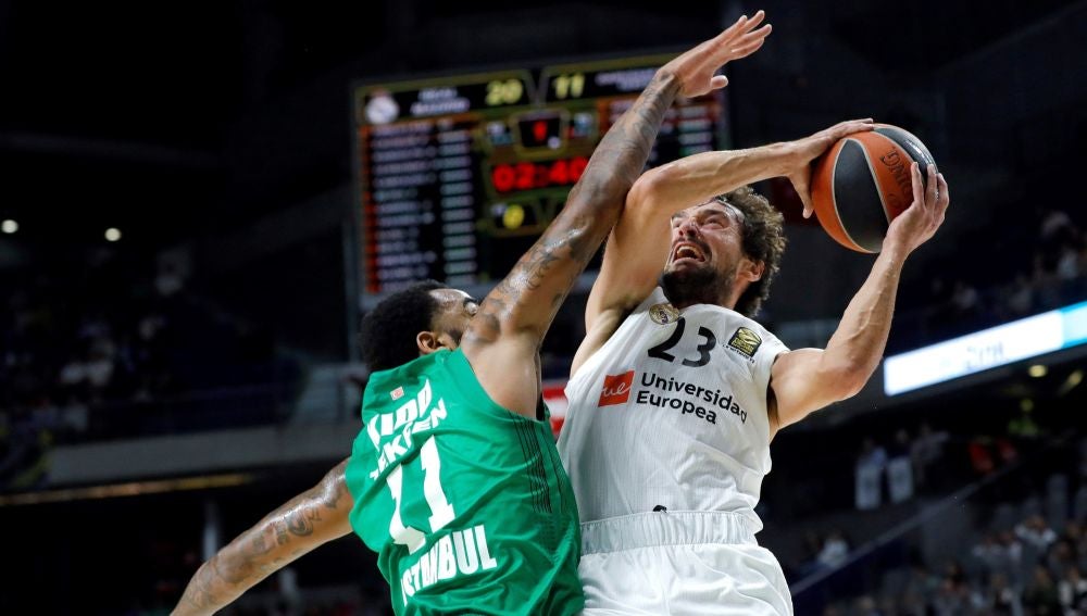 Llull intenta anotar ante la defensa de Kidd