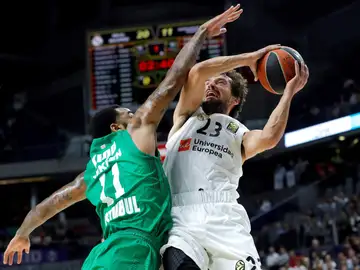 Llull intenta anotar ante la defensa de Kidd Llull intenta anotar ante la defensa de Kidd