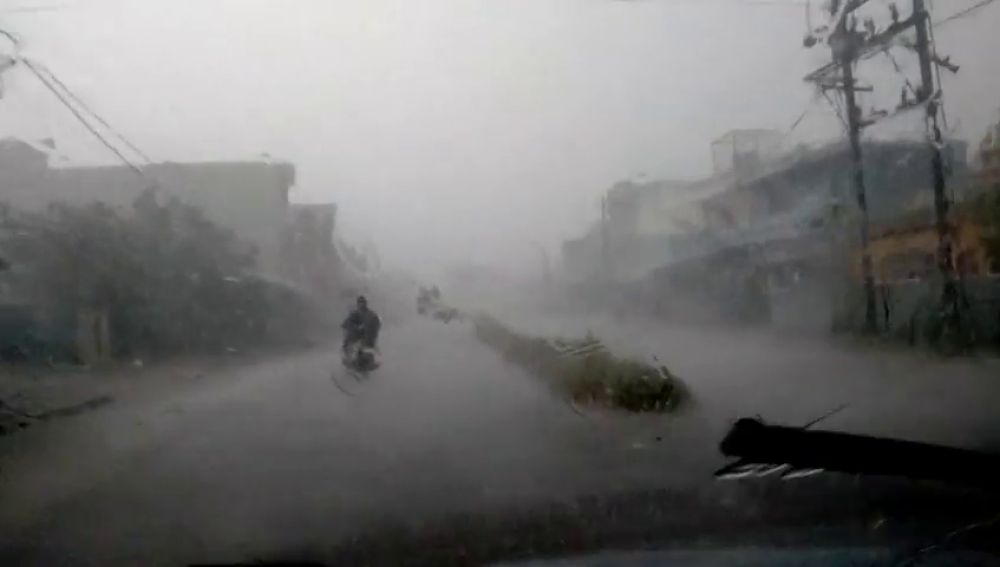 El ciclón Titli llega con fuerza a la India sin ocasionar daños personales