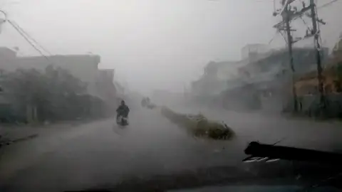 El ciclón Titli llega con fuerza a la India sin ocasionar daños personales El ciclón Titli llega con fuerza a la India sin ocasionar daños personales