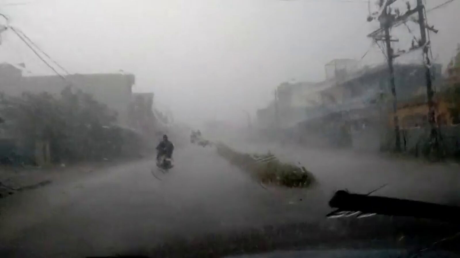 El ciclón Titli llega con fuerza a la India sin ocasionar daños personales