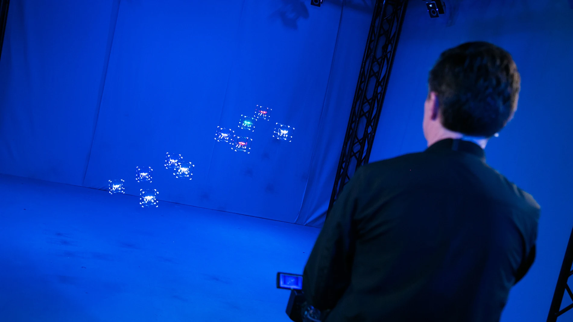 Rick Astley vuela una flota de drones usando piezas de Lego y un mando en 'El Hormiguero 3.0'