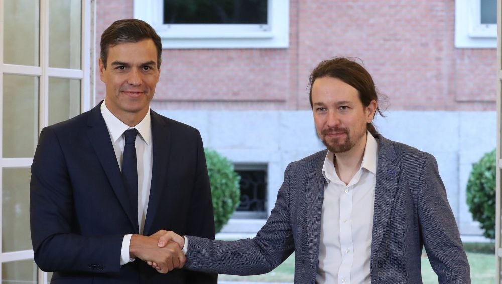 El presidente del Gobierno, Pedro Sánchez (izda), y el secretario general de Podemos, Pablo Iglesias