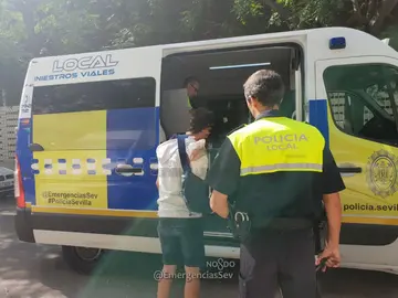 Detenido por conducir sin carnet, drogado y con un brazo escayolado Detenido por conducir sin carnet, drogado y con un brazo escayolado