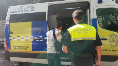 Detenido por conducir sin carné, drogado y con un brazo escayolado en Sevilla 