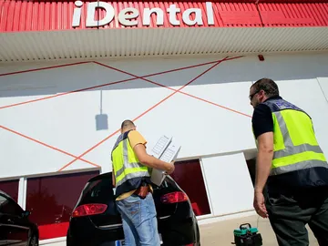 Imagen de un registro por parte de la Policía Nacional de una sede de iDental Imagen de un registro por parte de la Policía Nacional de una sede de iDental