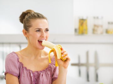 Mujer comiendo plátano