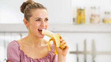 Mujer comiendo plátano