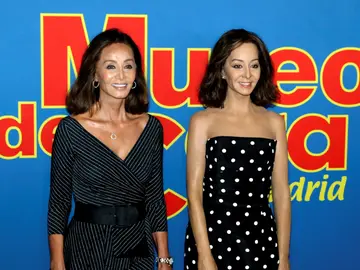 Isabel Preysler posa con su escultura en el Museo de Cera de Madrid Isabel Preysler posa con su escultura en el Museo de Cera de Madrid
