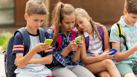 Ni&ntilde;os con m&oacute;viles