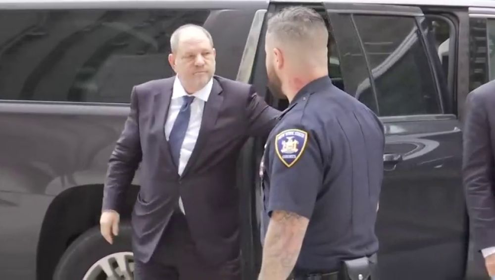 El juez desestima uno de los seis cargos penales contra el productor cinematográfico Harvey Weinstein