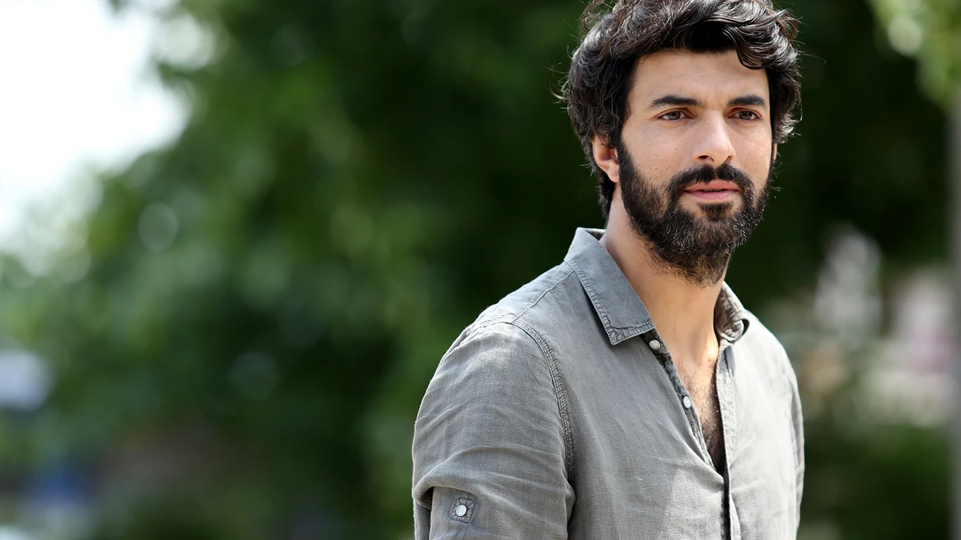 Las vacaciones de Engin Akyürek ('Fatmagül') junto a los recién casados de  'Hercai', Ahmet Tansu Tasanlar y Oya Unustasi