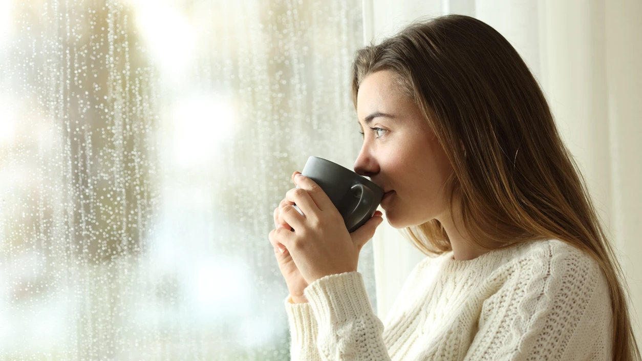 Mujer tomando café Mujer tomando café