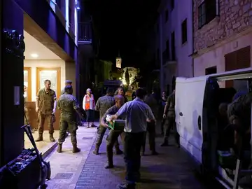 Miembros del ejército durante las labores de ayuda Miembros del ejército durante las labores de ayuda