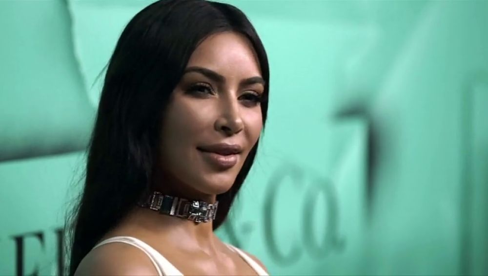 Kim Kardashian acapara todos los flashes en la gala del 'Libro Azul' 