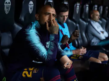 Arturo Vidal, en el banquillo durante el partido del Barcelona en Mestalla Arturo Vidal, en el banquillo durante el partido del Barcelona en Mestalla