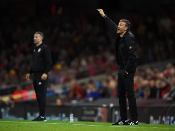Luis Enrique da instrucciones con Giggs a su lado Luis Enrique da instrucciones con Giggs a su lado
