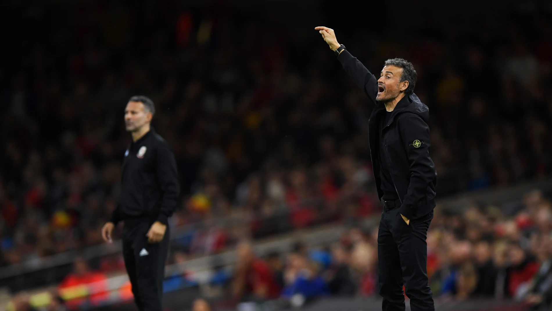 Luis Enrique da instrucciones con Giggs a su lado Luis Enrique da instrucciones con Giggs a su lado