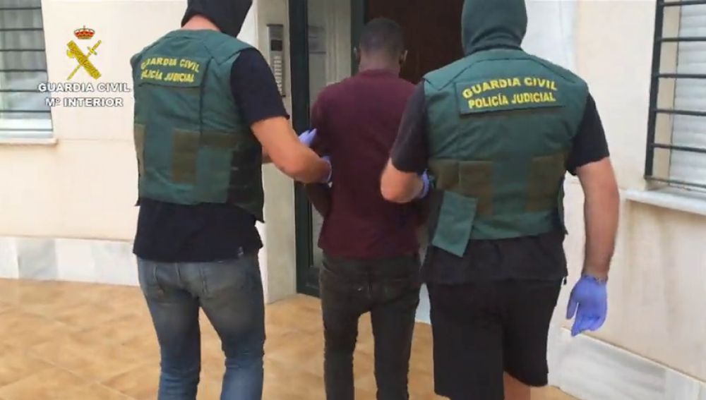 Detenido un hombre acusado de asesinar a su pareja cuando intentaba huir de España