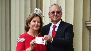 Los padres de Ignacio Echeverría recogen su Medalla de Jorge a título póstumo