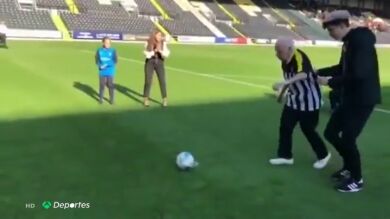 El gran gesto del Notts County con un aficionado de 94 años con demencia: le permitió anotar un penalti en el descanso