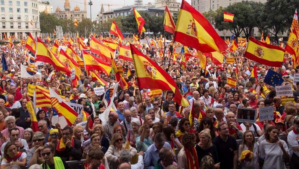 Miles de personas han participado hoy en el centro de Barcelona en una manifestación por la unidad de España