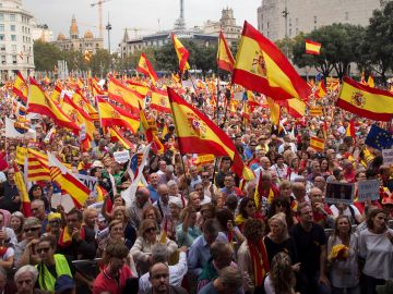 Miles de personas han participado hoy en el centro de Barcelona en una manifestación por la unidad de España Miles de personas han participado hoy en el centro de Barcelona en una manifestación por la unidad de España